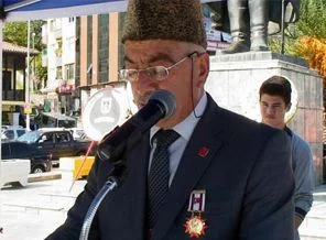 Erdoğan'ın gazi akrabası kürsüde zor anlar yaşadı