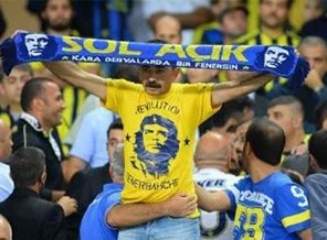 Fenerbahçe maçında taraftar grubu karşı karşıya geldi