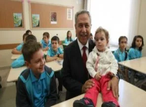 Foto Haber: Bülent Arınç torunu ile okula gitti