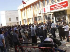 Geçici işçi olmak için birbirlerini ezdiler