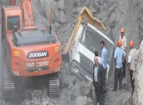 Göçükte kalan 3 işçi henüz bulunamadı