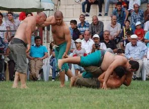 Güreşirken rakibini karıştırınca