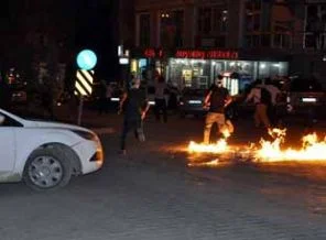 Hakkari'de çıkan olaylarda 2 polis yaralandı