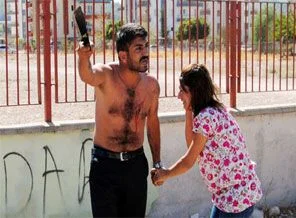 Hamile eşini satırla rehin aldı