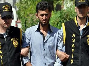 İki polisi bıçakladı, biri yoğun bakımda ama o...