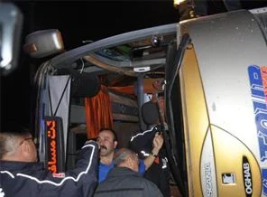 İranlıları taşıyan otobüs devrildi