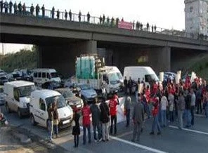 İşçiler TEM otoyolunu trafiğe kapattı