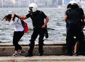 İzmir'de saç çeken polislere ceza istendi