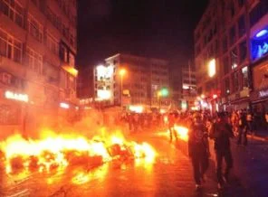 Kadıköy'de sokaklar yangın yeri!
