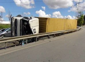 Kağıt rulo TIR'ı devird