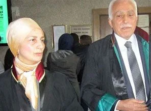Kamalak başörtülü girince duruşma ertelendi