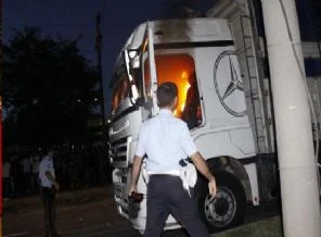 Kamyonu ateşe verdiler, itfaiye ekiplerini dövdüler