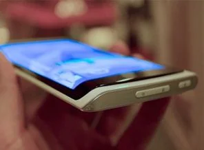 Kavisli ekranlı akıllı telefon yolda