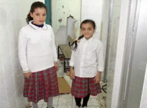 Lağım ve çöplük içinde ders görüyorlar!