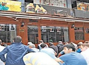 Meyhane önünde Cuma namazı!