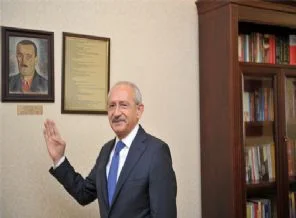 Nazım Hikmet'in 'Kartallı Kazım' tablosunu odasına astı