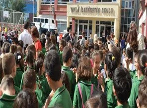 Öğrencilere güneş altında 2 saatlik eziyet