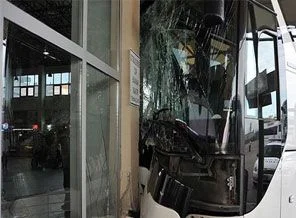 Otobüs şoförü vitesi karıştırdı