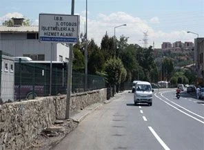 Otomobil kamyonun altına girdi