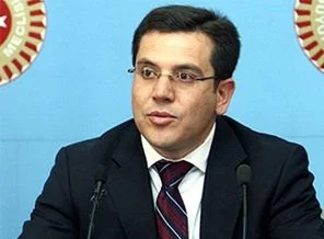 Özdal Üçer: Kürtlere değil klavyelere özgürlük