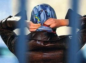 Personele 'Başınızı açın' diye bağırdı!