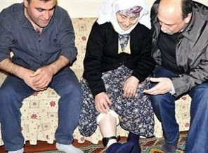 PKK'lının annesi 6 ay sonra kelepçelerinden kurtuldu
