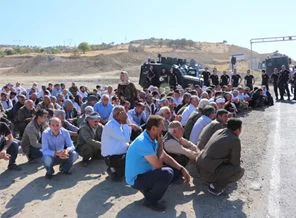 PKK mezarlığı açmaya giden BDP'lilere polis engeli