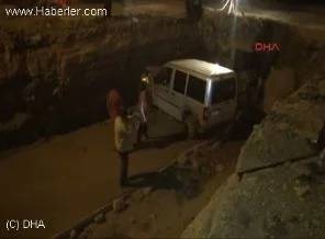 Polis aracı çukura uçtu: 4 yaralı