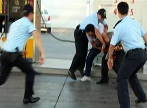 Polise kızıp ekip otosunu yaktı