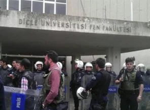 Polise üniversitelerde 24 saat nöbet