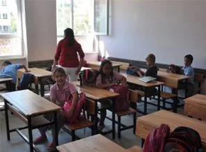 Roman öğrencilere 'ayrı sınıfa' iddiası