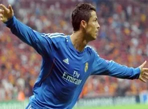 Ronaldo topu eve götürdü