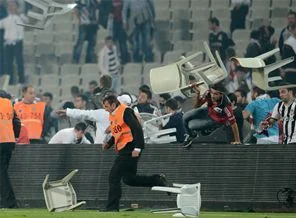 Sahaya atlayan Beşiktaş taraftarı konuştu