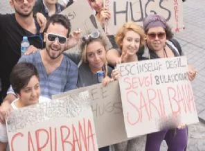 Taksim'de eylemciler vatandaşa 'sarıldı'