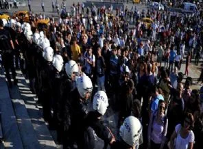 Taksim'de polisin müdahalesi sürüyor