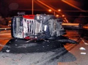 TIR'ın altında kaldılar: 3 ölü