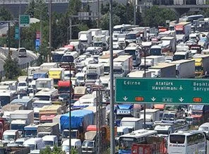 Üç kez kırmızı ışıkta geçen yandı