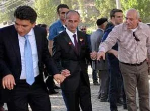 Vali'den Kato Dağı eteklerindeki düğünde halay