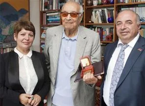 Yaşar Kemal'e Ermenistan'dan 'yüreklilik' nişanı