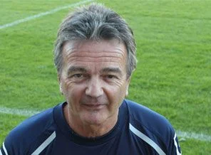 60 yaşında futbol sahalarına geri döndü