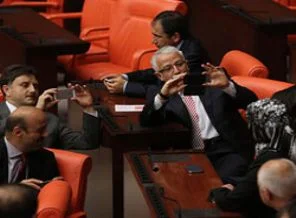 AK Partili vekiller başörtüsü ile Genel Kurul'a girdi