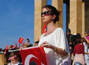 Anıtkabir'de 'duran kadın' eylemi