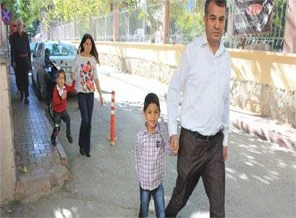 Annelerinin kilitlediği çocuklara devlet eli