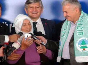 Bakan Yıldırım'la yaşlı ninenin güldüren diyaloğu