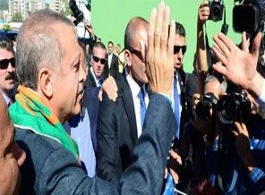 Başbakan Erdoğan el öptürmedi 'çak' yaptı