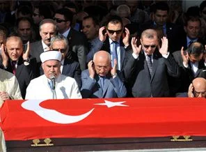 Başbakan'ın katıldığı cenazede gerginlik