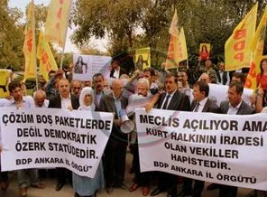 BDP'den Meclis önünde pakete tepki