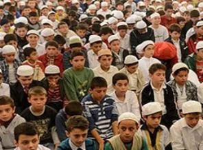 Binlerce çocuk aynı anda namaza başladı