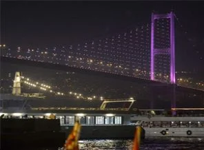 Boğaziçi Köprüsü pembeye büründü