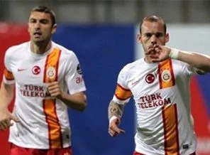 'Burak Yılmaz ile Sneijder soyunma odasında kavga etti' iddiası